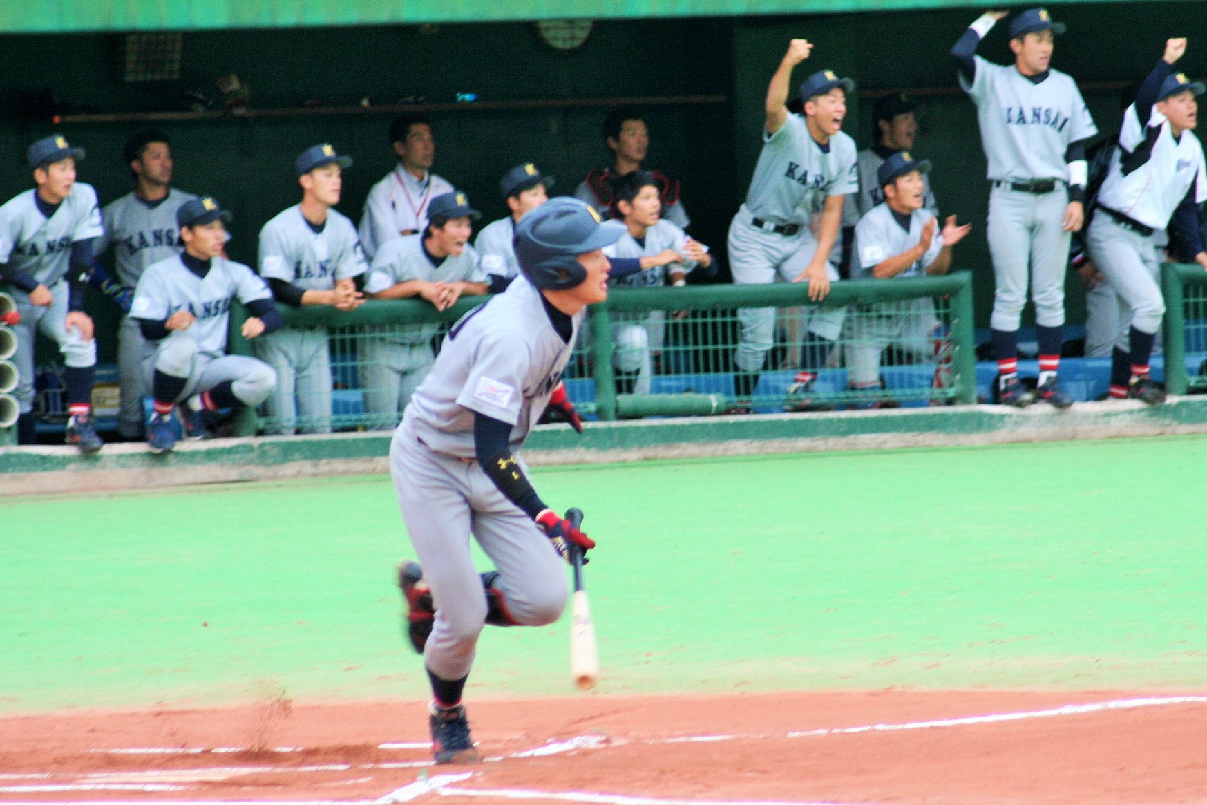 関西大の3番・古川陸（２年・東大阪柏原）の打球は左中間を破る２点タイムリー二塁打