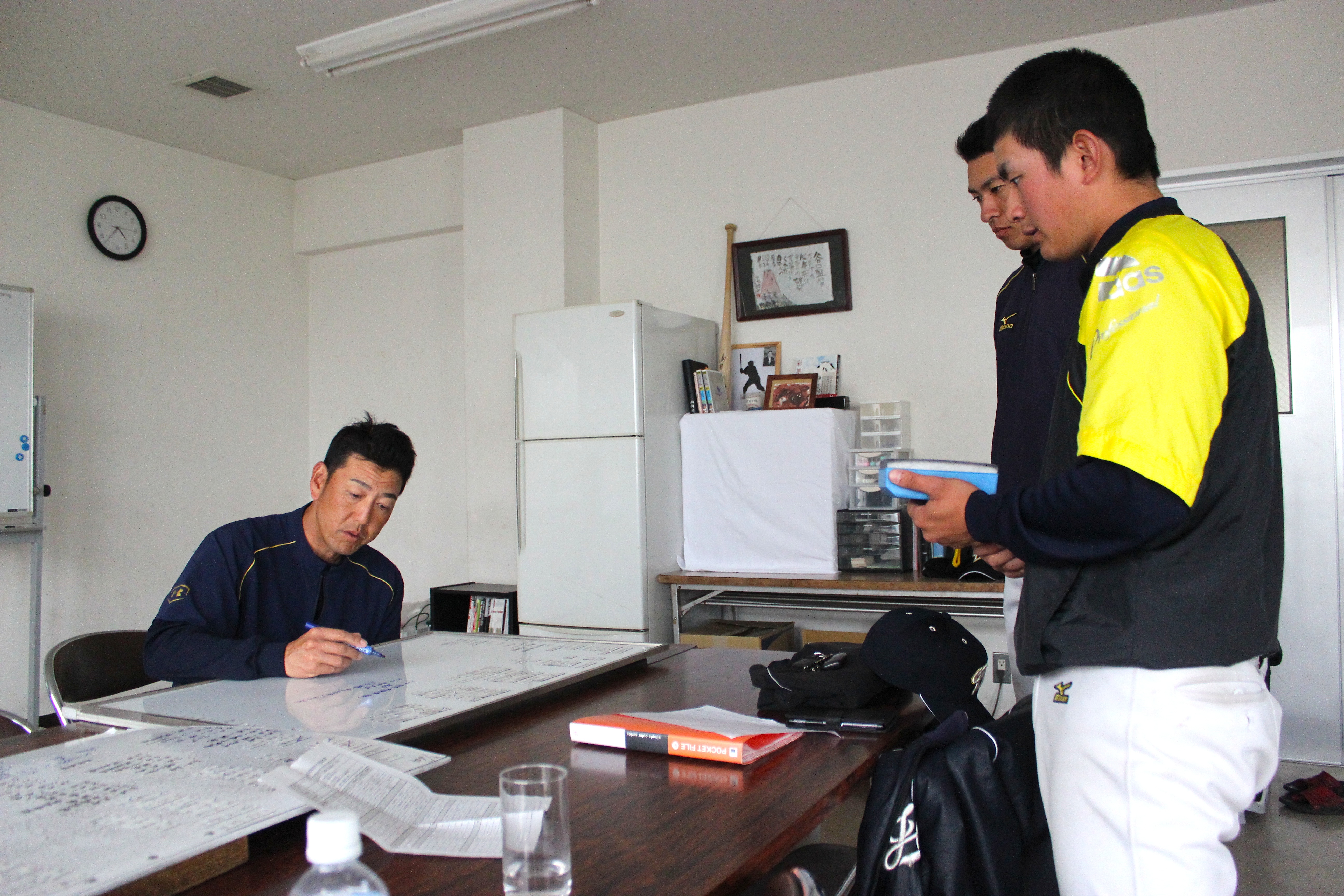 全選手の練習メニューを話し合う谷口英規監督（左）と佐々木優大学生コーチ（右）