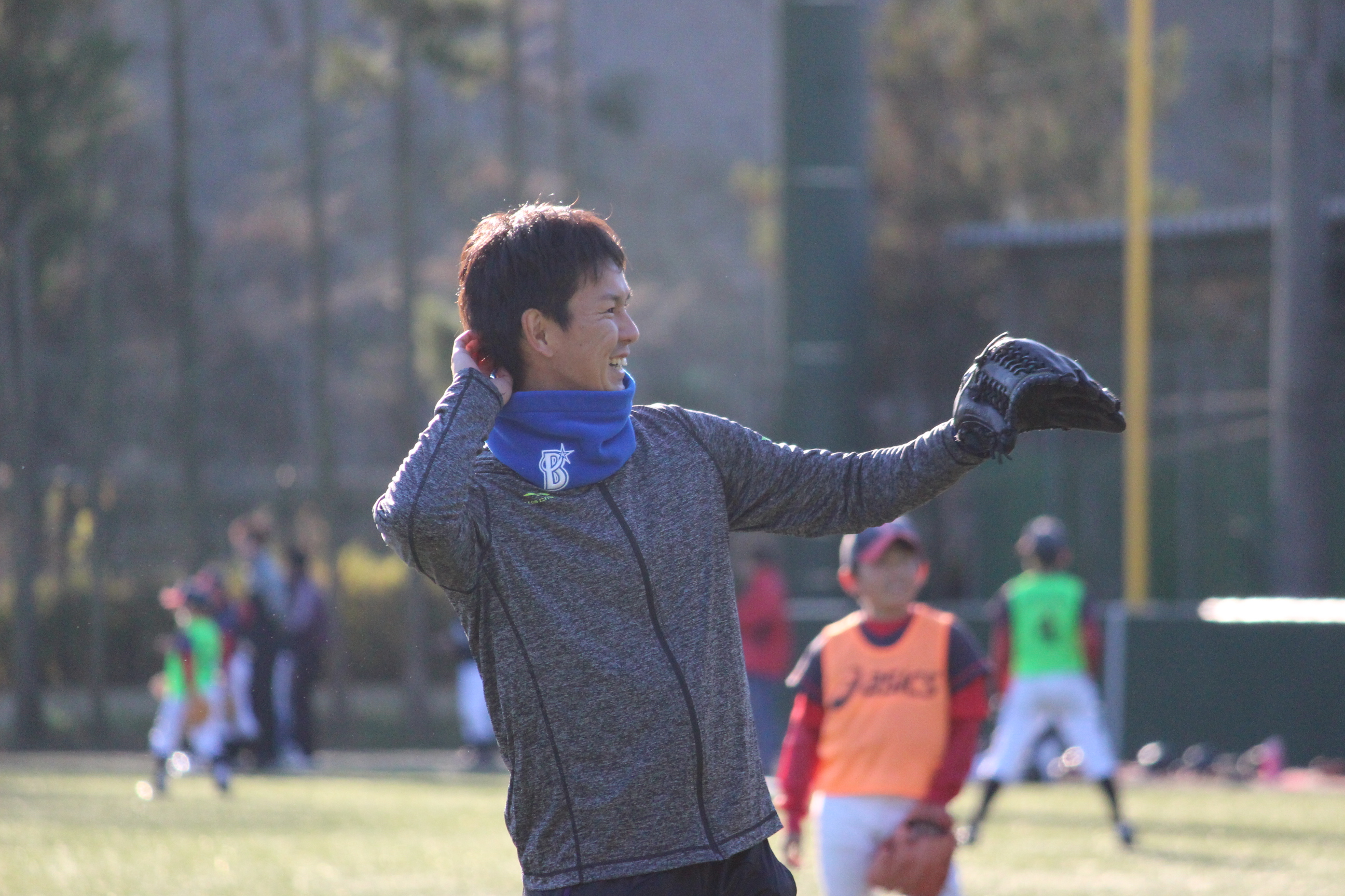 子供の試合に自ら登板し笑顔を見せる須田選手