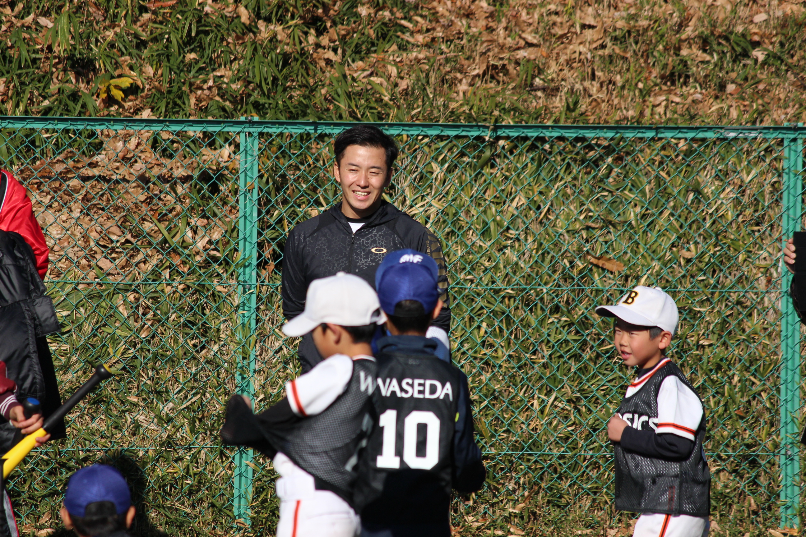 笑顔で子供を見守る斎藤投手
