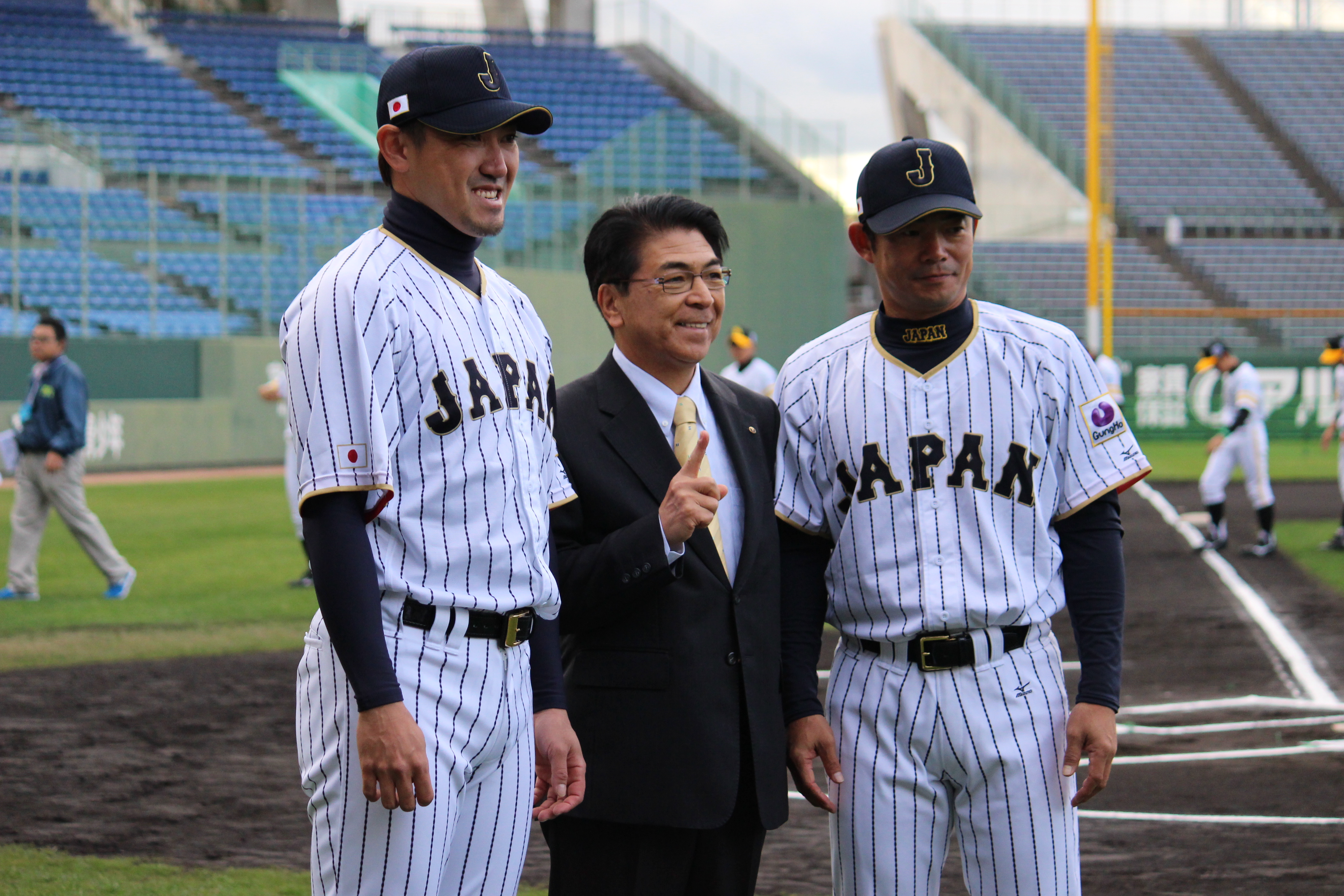 開会式に仁志敏久侍ジャパンU-12代表監督とともにサプライズゲストとして出席した内川選手