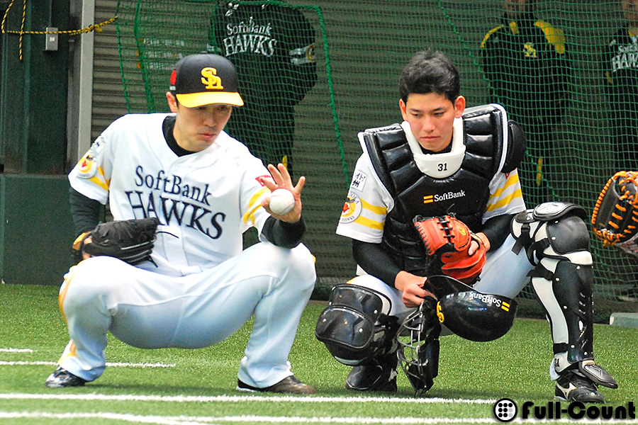 ソフトB和田が3年目捕手・栗原に即席“捕球”講座「僕なりに話をしただけ