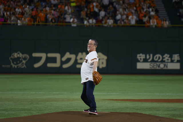 巨人ファンの仲代達矢 人生初の始球式で力投 来年も始球式に登場したい プロ野球 Baseball Gate