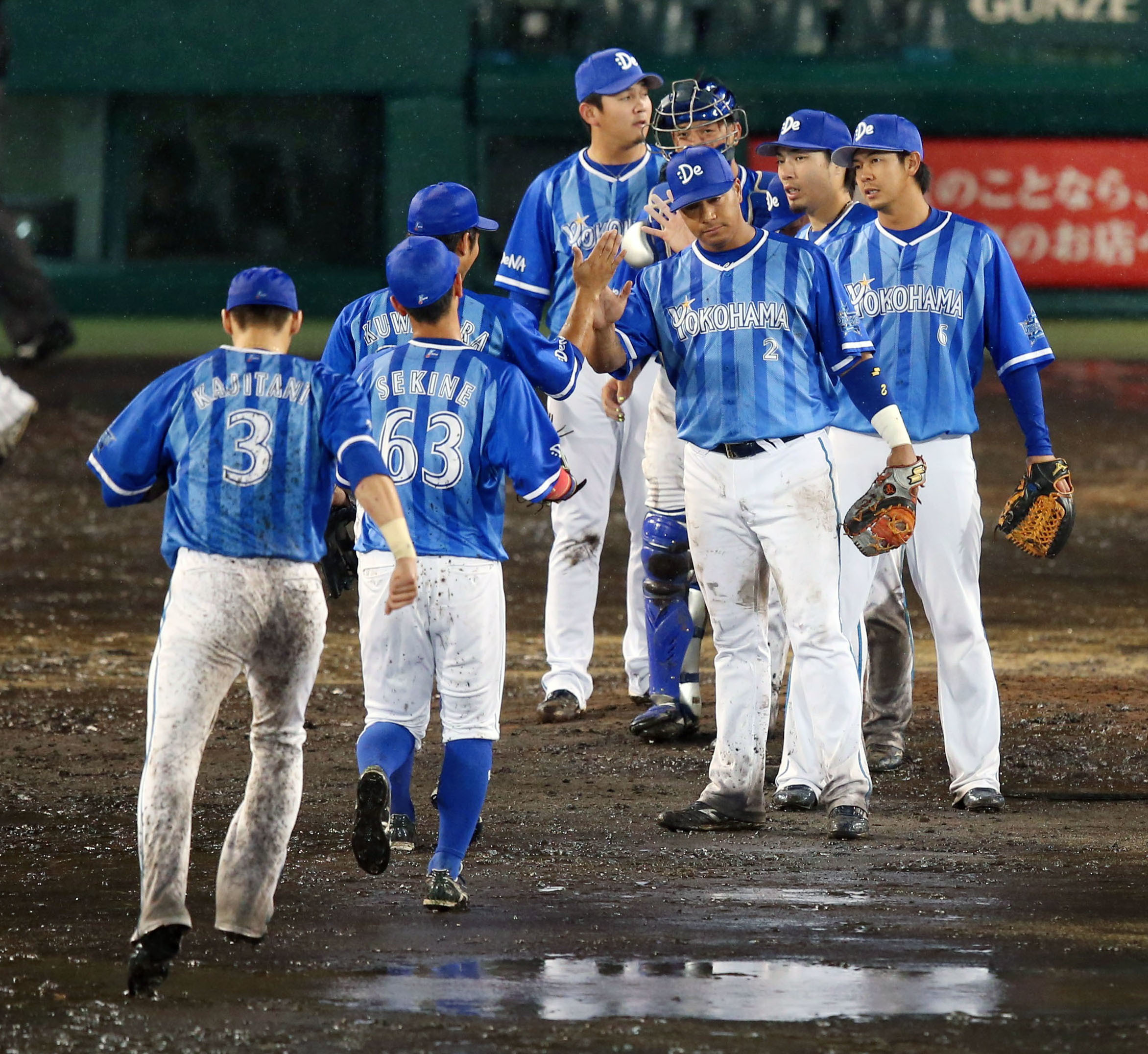 横浜DeNAが21安打13得点の猛攻で阪神撃破！雨中の乱戦を制して1勝1敗！ | プロ野球 | BASEBALL GATE