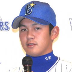 DeNA・山崎康晃、佐々木主浩と新旧大魔人2ショット「大魔人と小さな大