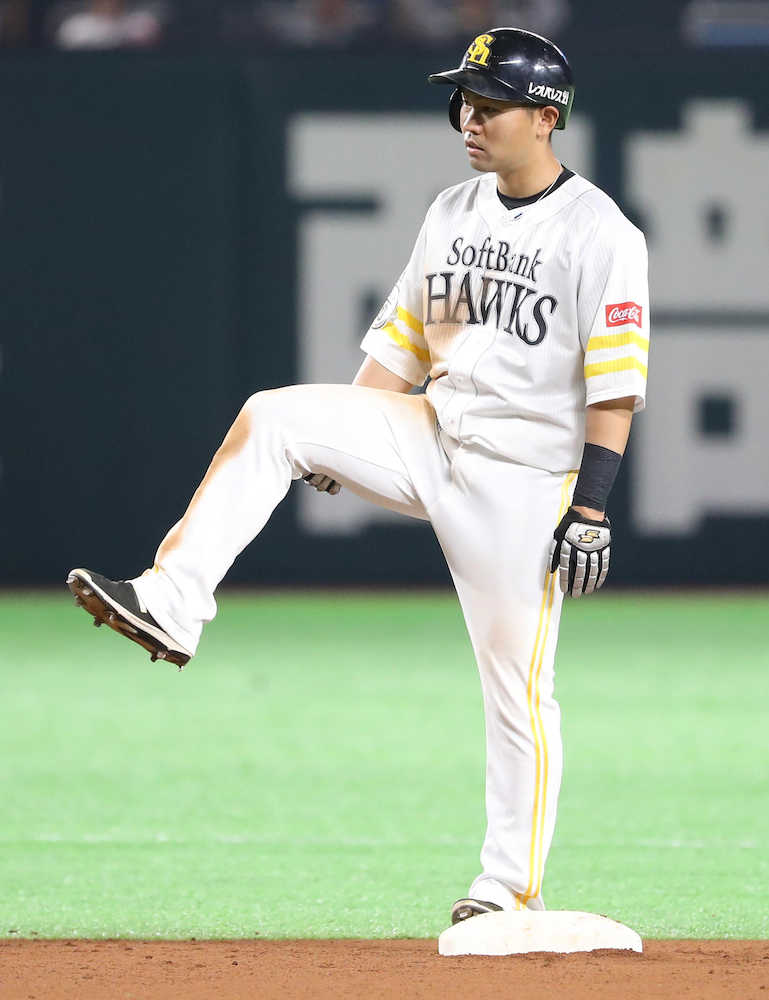 ソフトｂ中村晃が負傷交代 ９試合連続安打マークも 東北楽天 Baseball Gate