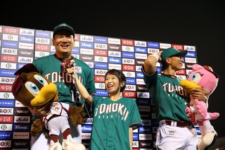 羽村亜美さんの印象的だったヒーローインタビュー、田中投手とのインタビュー写真