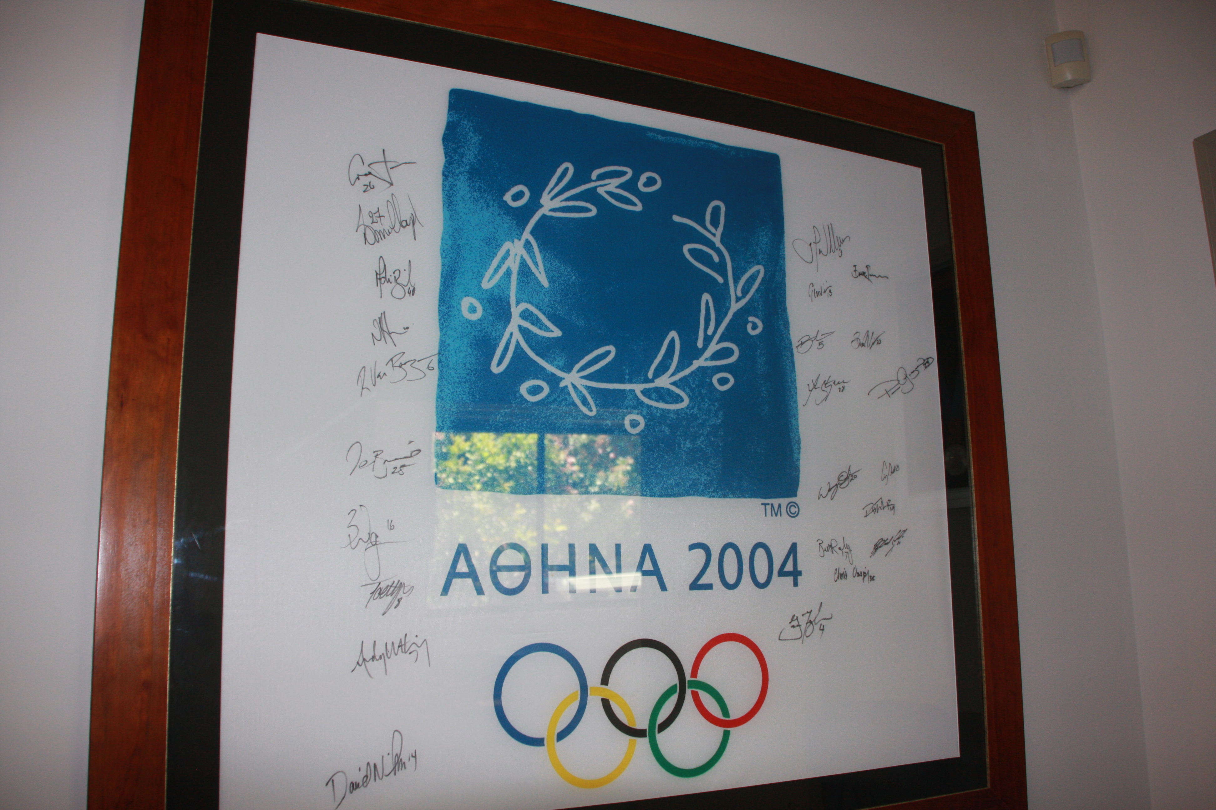 オーストラリア野球の頂点は銅メダルに輝いた2004年のアテネ五輪だ。ゴールドコーストにある野球連盟オフィスにはメンバーのサインと銅メダルが飾られている。 