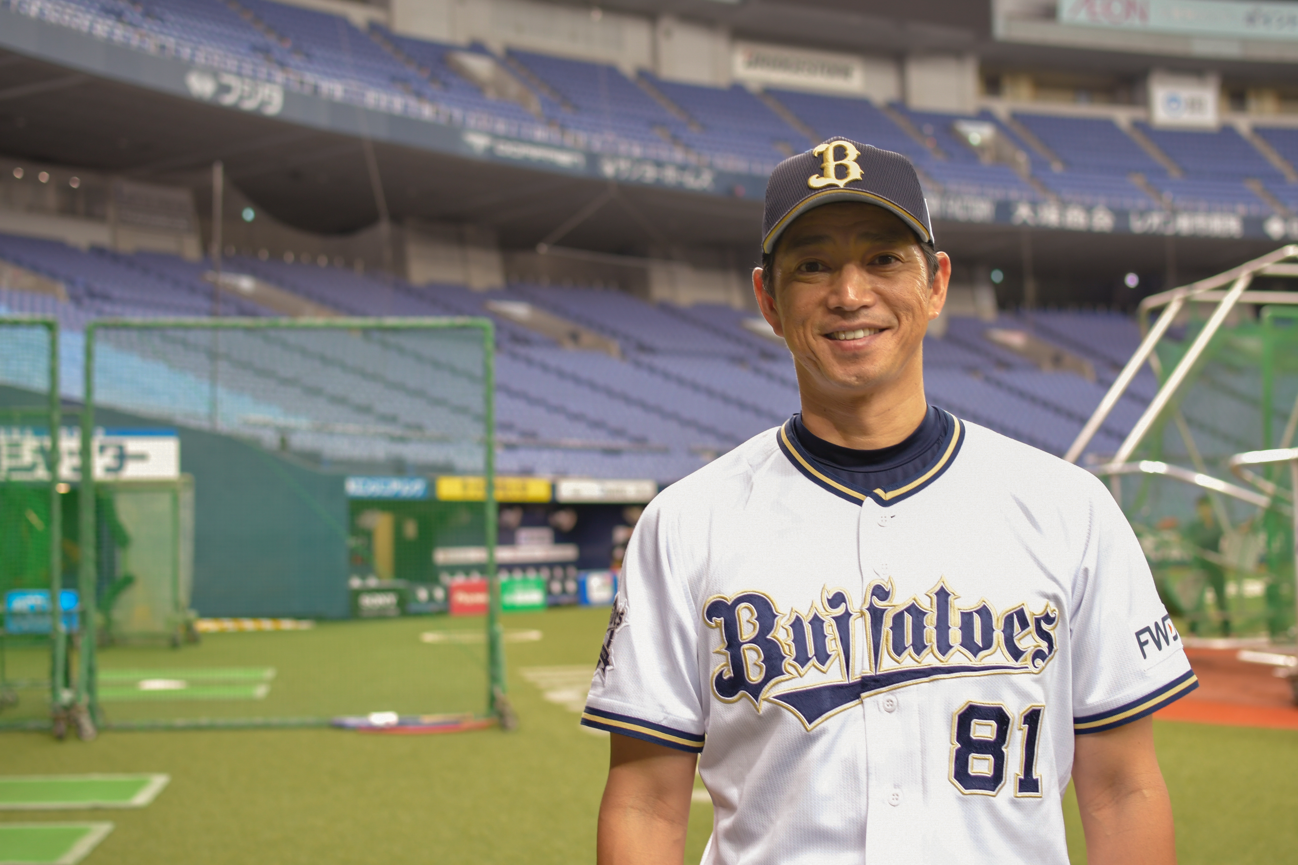 オリックス・バファローズ一軍野手総合コーチ兼打撃コーチを務める田口壮の正面上半身で笑顔の写真