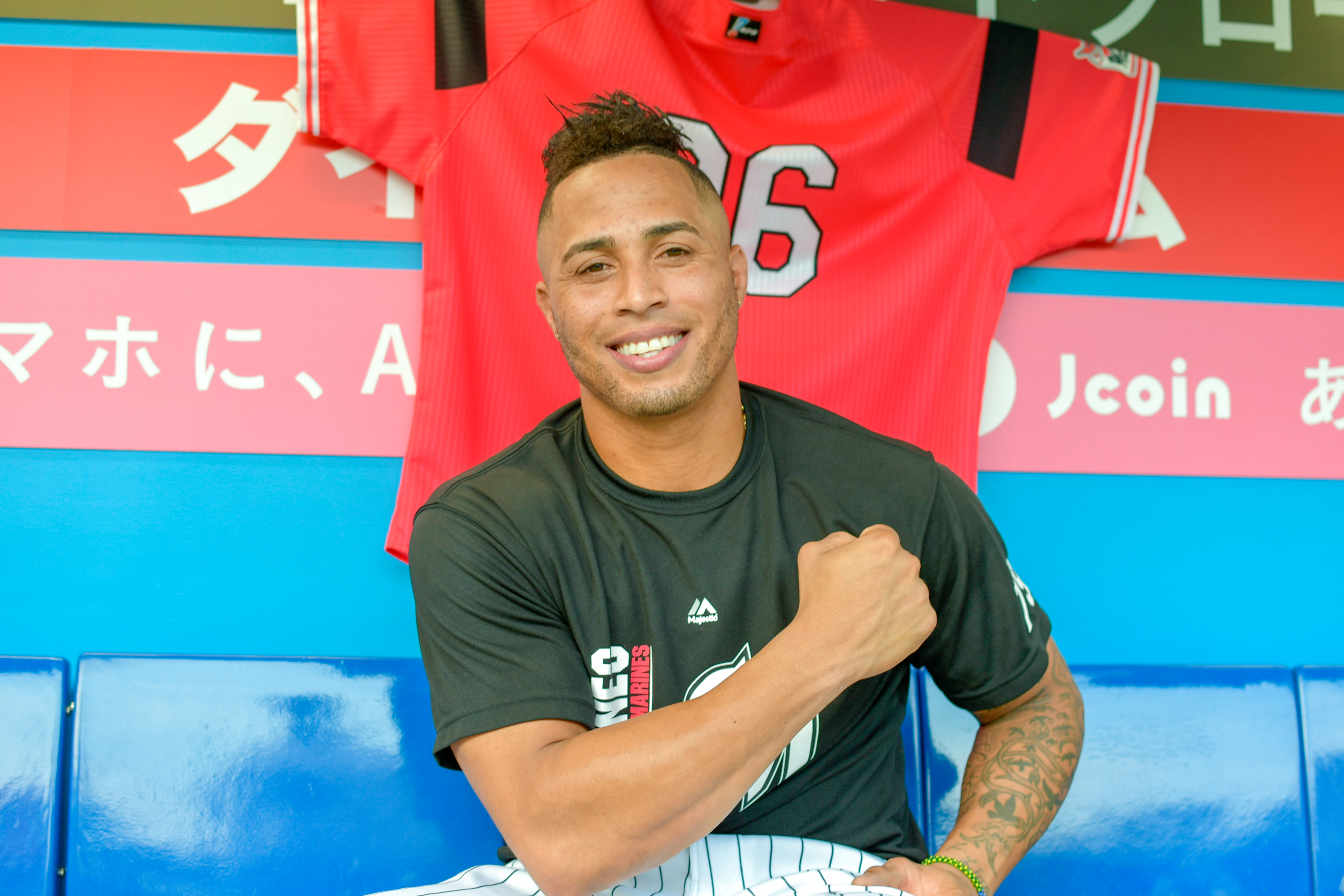 千葉ロッテマリーンズの新外国人選手、キューバ出身のアメリカ人、レオネス・マーティン選手が正面でガッツポーズを行っている所