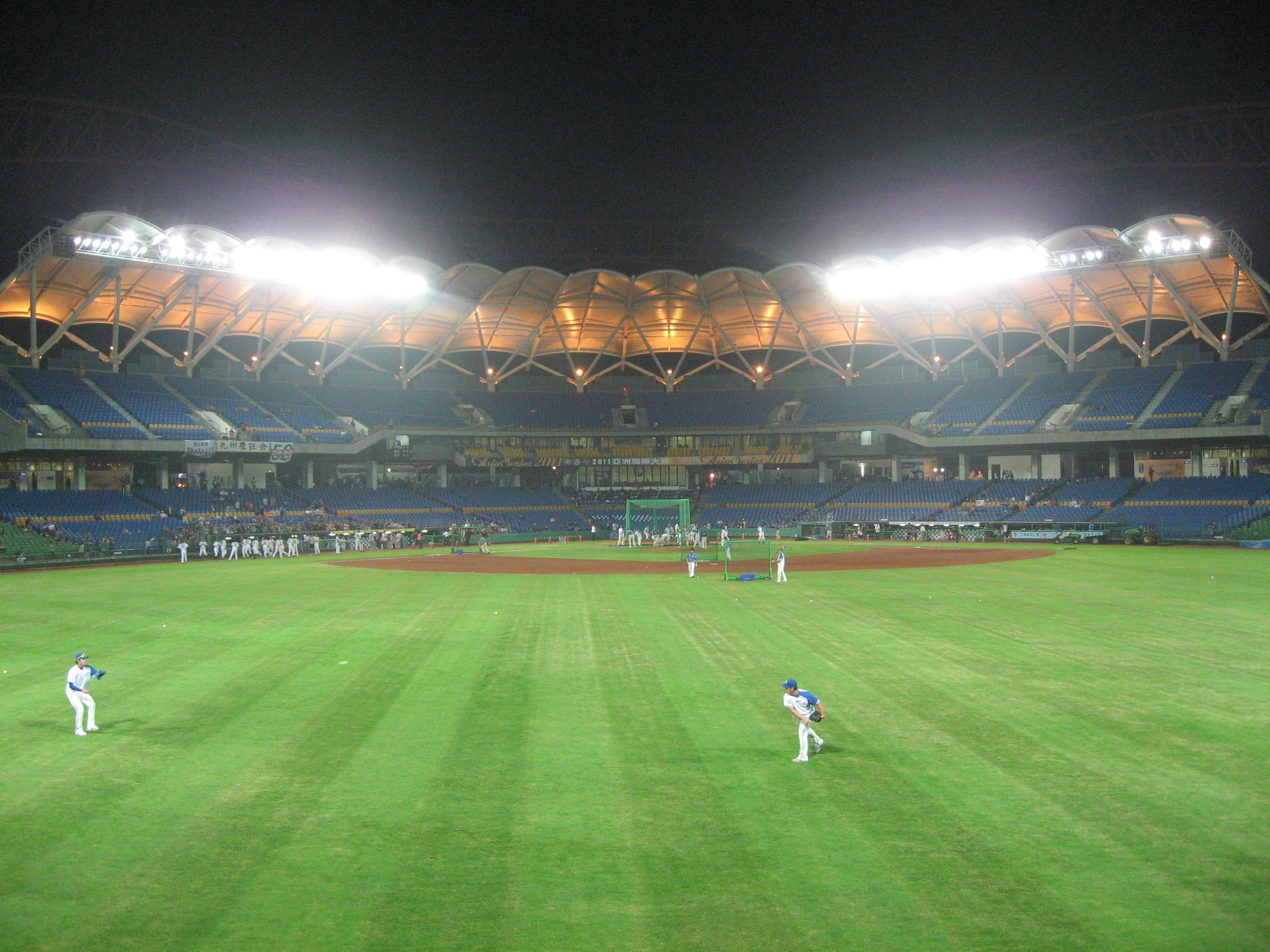 二層式の内野スタンドは日本の球場と比べても遜色ない大きさである。